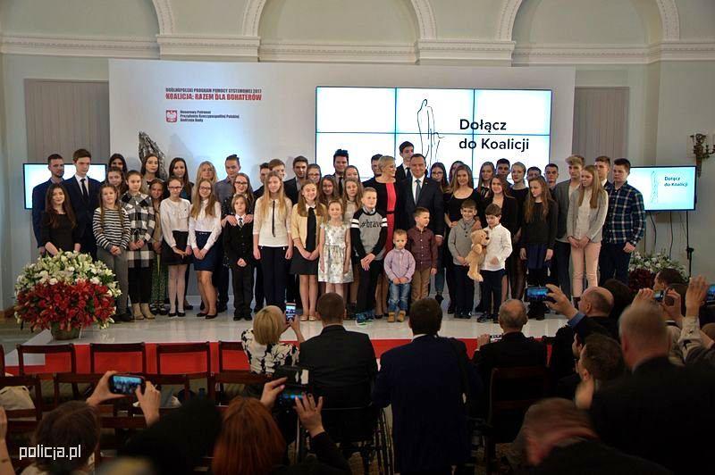 KOMUNIKATOR MGP STRONA 7 - Zachęcamy różne grupy społeczne i biznesowe, aby działały razem, pokazując, że jesteśmy wdzięczni za bohaterstwo i ofiarę życia lub zdrowia tych, którzy służą nam na co