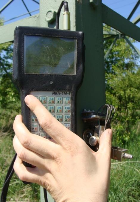 Kontrola toru pomiarowego Składowa DC pola magnetycznego: 30 A/m Zakres pomiarowy: 2 000 A/m Rozdzielczość pola: 1 A/m drogi: 1 mm Dryft temperaturowy czujnika 0.