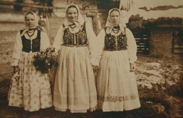 nym wyróżnikiem grupy Lachów Sądeckich, miał krój wspólny dla nizinnych rejonów Małopolski, inspirowany francuskimi wzorami z epoki napoleońskiej, które zostały przejęte do ubiorów ludowych za