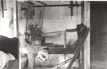 Warsztat tkacki, Kamienica, lata 30. XX w. Fot. Mieczysław Cholewa. Archiwum Muzeum Okręgowego w Nowym Sączu. owiec. Popularność rzemiosła wynikała z dużego zapotrzebowania na wyroby tkackie.