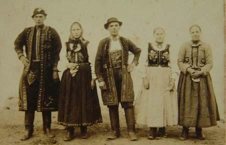 Typy ludowe w stroju narodowym z Gostwicy, 1909 r. Fot. Wojciech Migacz. Archiwum Muzeum Okręgowego w Nowym Sączu.