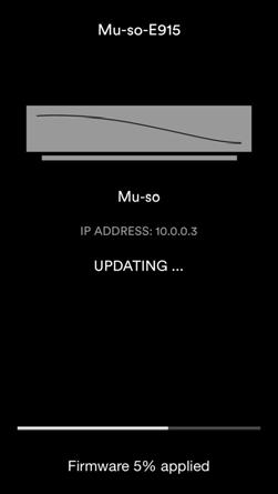 Na pasku stanu aplikacji Naim pojawi się napis Waiting for Mu-so to enter firmware update mode (Oczekiwanie na przejście Mu-so w tryb aktualizacji oprogramowania układowego).