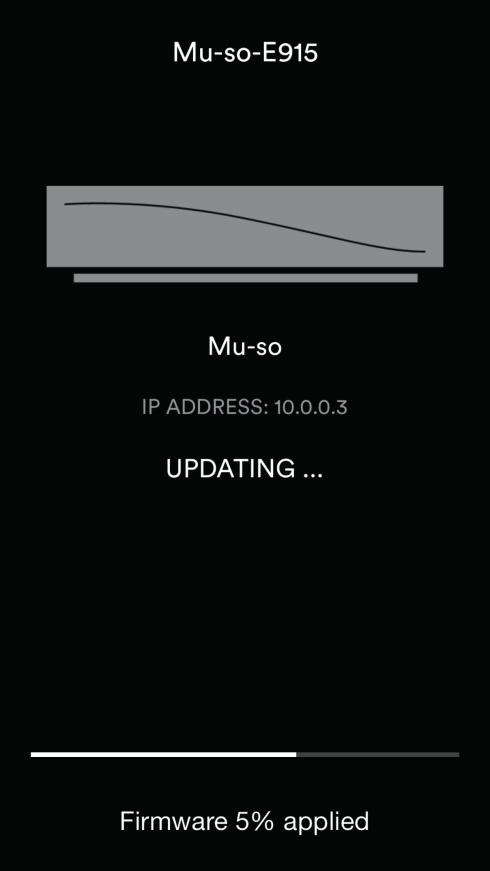 Opis paska postępu instalacji zmieni się na: Waiting for Mu-so to enter firmware update mode (oczekiwanie na przełączenie systemu Mu-so w tryb aktualizacji oprogramowania).