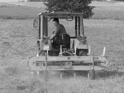 Fot. 4. Przetrząsaczo-zgrabiarka pasowa [opr. własne] Fot. 5. Zbieracz pokosów z rozdrabniaczem [opr.
