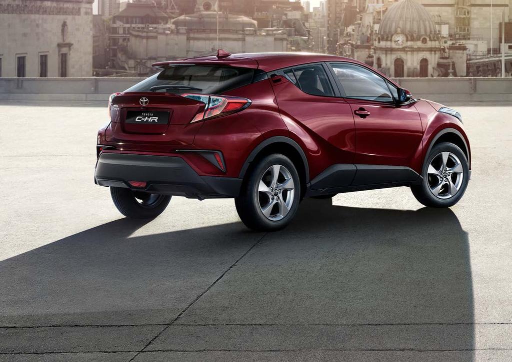 PREMIUM TOYOTA C-HR WYPOSAŻENIE STANDARDOWE (DODATKOWE WZGLĘDEM WERSJI ACTIVE): Układ rozpoznawania znaków drogowych (RSA) Lampy przeciwmgielne Elektrochromatyczne lusterko wewnętrzne Czujniki
