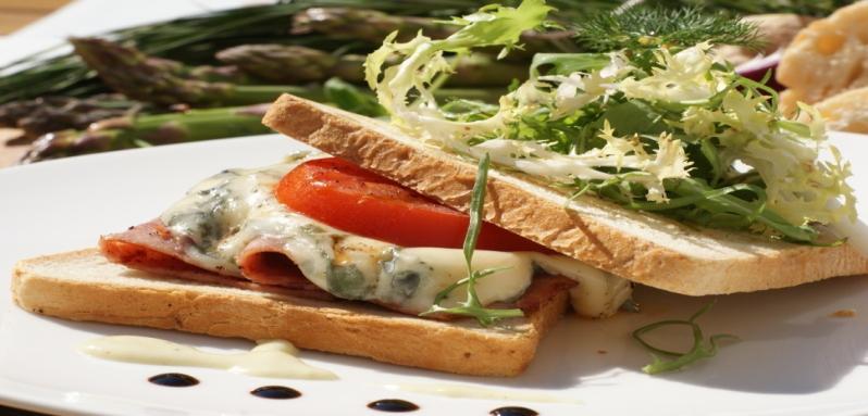 cebulka) Ćwikła, chrzan, musztarda, ketchup Sos czosnkowy Smalec z gęsi Wiejski chleb Grill przygotowany przez kucharzy: Karczek z grilla w leśnych ziołach Szaszłyk drobiowy z wędzonym bekonem i