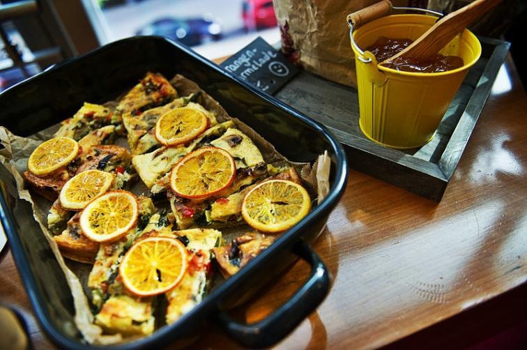,,Oswoić Indie Napój jogurtowy z mango i kolendrą Bufet: Pierożki samosa z pikantnymi dipami Humus z warzywami Ryż basmati z szafranem i kolendrą Krewetki zapiekane w