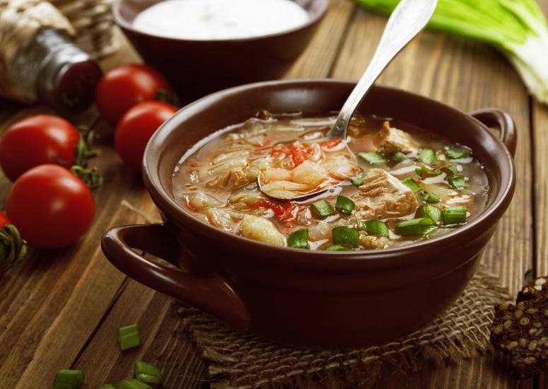 indykiem i soczewicą Dania ciepłe: Krem z grillowanej kukurydzy Skrzydełka pieczone z ostrą salsą pomidorową Chili con carne z chorizo i czosnkiem Quesadillas z pieczarkami i wędzonym