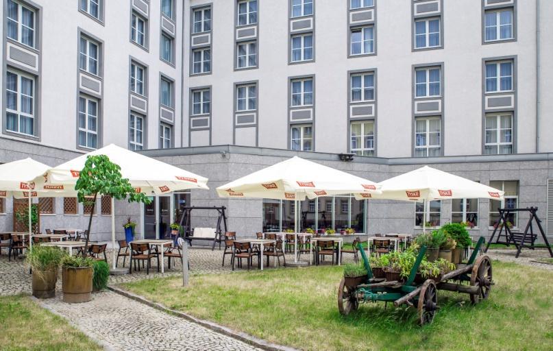 Menu piknikowe Propozycja 1 Sałatka ziemniaczana z młodym szczypiorem Sałatka z pomidorów i czerwonej cebuli Sałatka z sezonowych warzyw i sera żółtego Pieczarki marynowane Ogórki kiszone Pieczywo