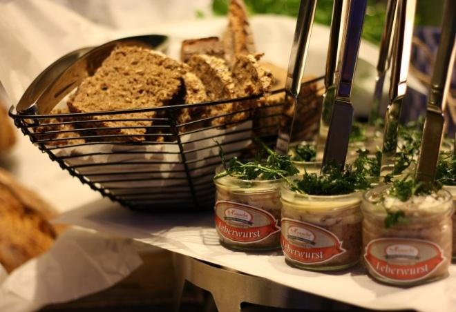 Paluszki grissini Masło Smalec ze skwarkami i jabłkiem Grillowana polska kiełbasa Stek z antrykotu marynowanego w chili Szaszłyki z indyka i wędzonego boczku Łosoś pieczony w folii z kolendrą i