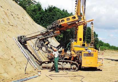 POLSKA Stabilizacja skarp i zboczy Kotwienie zbocza, Stump-Hydrobudowa Sp. z o.o. Prace geoinżynieryjne, fot. Soley Sp. z o.o. Zabezpieczanie osuwiska, kotwienie palisady, fot. Titan Polska Sp. z o.o. przenosząc naprężenia rozciągające w gruncie, mogą pełnić także inne funkcje separacyjne, filtracyjne i drenażu.