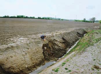 Najczęściej z takimi sytuacjami można spotkać się w przypadku skarp wykopów drogowych, dla których niedostateczne rozpoznanie hydrogeologiczne, w tym warunków filtracji i wielkości przepływu wód