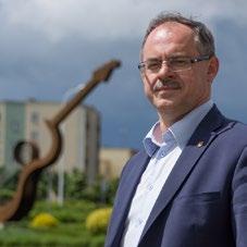 Koniecznie trzeba też wspiąć się na wieżę widokową pokamedulskiego klasztoru w Wigrach i odwiedzić punkt widokowy w Smolnikach.