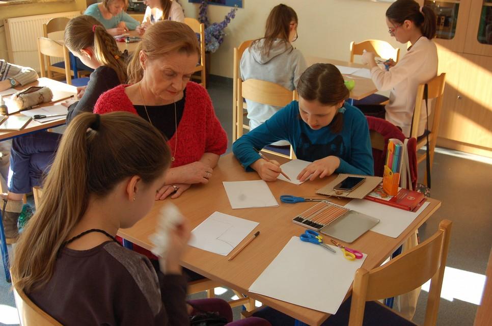 Na trzech kolejnych zdjęciach laureaci Konkursu Z KSIĄŻKĄ W KIESZENI