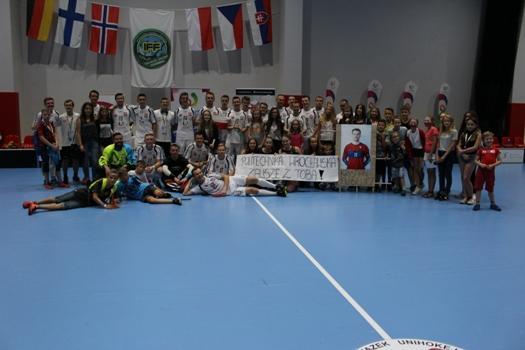 INFORMACJE SPORTOWE 9 września grupa 28 uczniów naszej szkoły wraz z opiekunami, panią Małgorzatą Andruszkiewicz i Beatą Kęską pojechała do Wrocławia na mecz unihokeja mężczyzn Polska : Czechy w