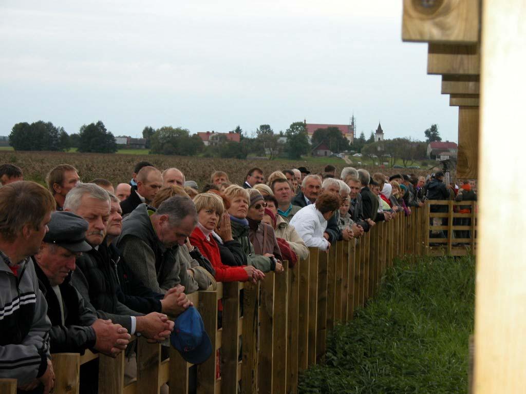 Kładka służy zarówno skanalizowaniu ruchu turystycznego na tym obszarze jak i