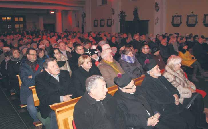 Kościół szczelnie zapełnił się słuchaczami Nawet 400 osób - jak szacują organizatorzy - przybyło do kościoła w Kowalewie, by wziąć udział w niecodziennym wydarzeniu.