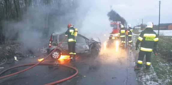 00 w Dobrej Nadziei prowadzący auto marki Volvo jechał zbyt szybko. Jezdnia była śliska. Samochód wpadł w poślizg i uderzył w ogrodzenie jednej z posesji.