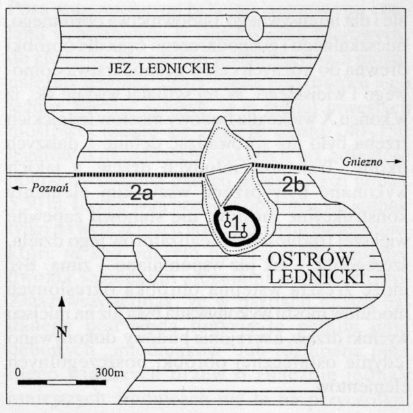 Rys. 1. Mapa stanowiska archeologicznego na Ostrówie Lednickim. Legenda: 1. Gród z reliktami kamiennej architektury. 2a. Most tzw. poznański. 2b. most tzw. gnieźnieński. Rys. według G. Wilke.
