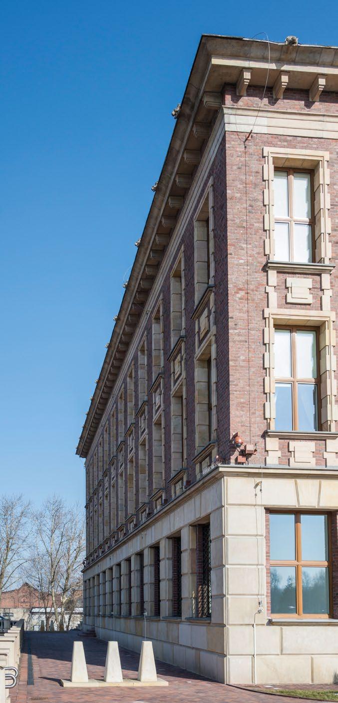 Dąbrowski gmach imponuje nie tylko skalą, ale i jakością rzemiosła oraz przepychem zarówno w wystroju zewnętrznym jak i wewnętrznym.