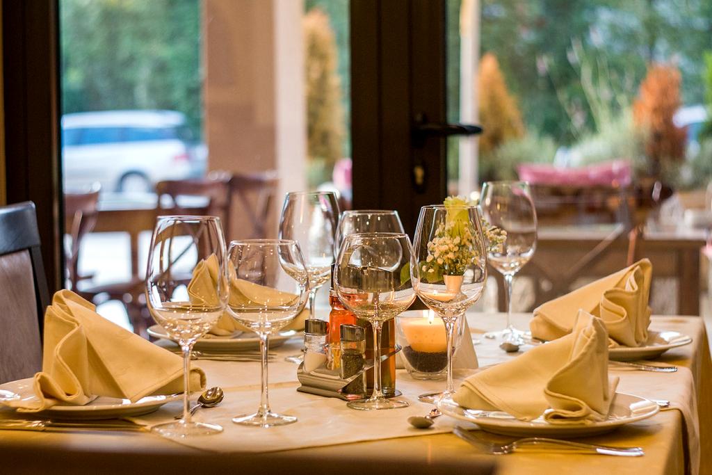 Miejsce SALA BANKIETOWA - HOTEL - RESTAURACJA Opcji zorganizowania przyjęcia weselnego jest bardzo dużo: plener, dom weselny, hotel z restauracją - w mieście lub poza nim - a nawet zamek!