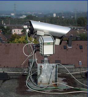 Antena telewizyjna i klimatyzator (a) oraz kamera