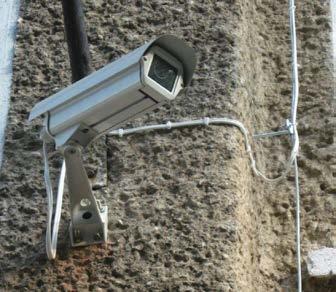 Kabel podłączony do kamery CCTV prowadzony
