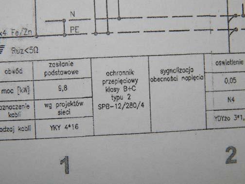 7) Niezachowanie odstępu bezpiecznego pomiędzy zwodami na dachu a instalacjami i urządzeniami instalowanymi bezpośrednio pod poszyciem dachowym (rys. 41).