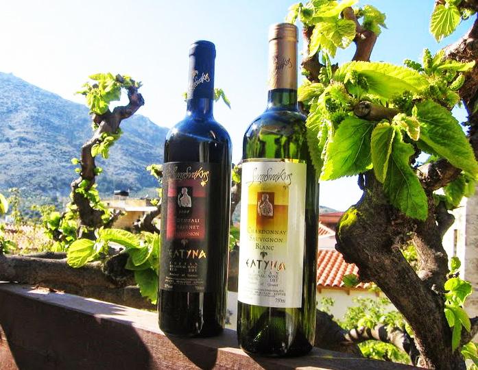 Wino i inne trunki Greckie wino słynie z dobrej jakości i niesamowitego smaku dlatego odwiedzając Grecję warto skosztować słodkie mocne wino Mavrodafni oraz białego wina ze