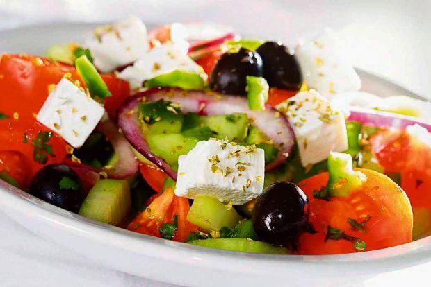 Kuchnia Grecka kuchnia jest doskonałym przykładem tradycyjnego menu śródziemnomorskiego, kolorowa, bardzo aromatyczna, bogata w składniki odżywcze i uboga w tłuszcze zwierzęce.