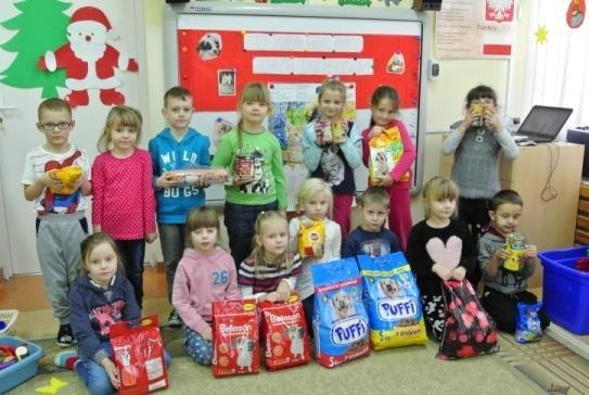 Oprócz suchej karmy zebraliśmy 6 koców, 1 kołdrę i inne
