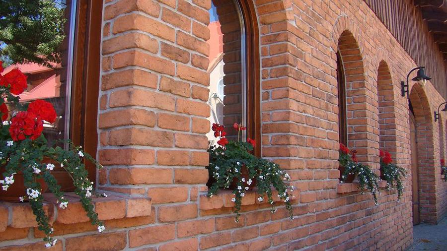 Stara, trwała cegła Firma Elkamino Dom zajmuje się produkcją różnego rodzaju płytek ściennych, podłogowych, tarasowych, schodowych i parapetowych.