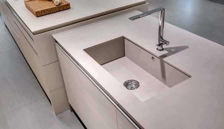 NEOLITH SHOWROOM CASTELLÓN (SPAIN) Kitchen Countertops: Pietra di Luna Silk & Arena Satin 12 mm Cabinetry: