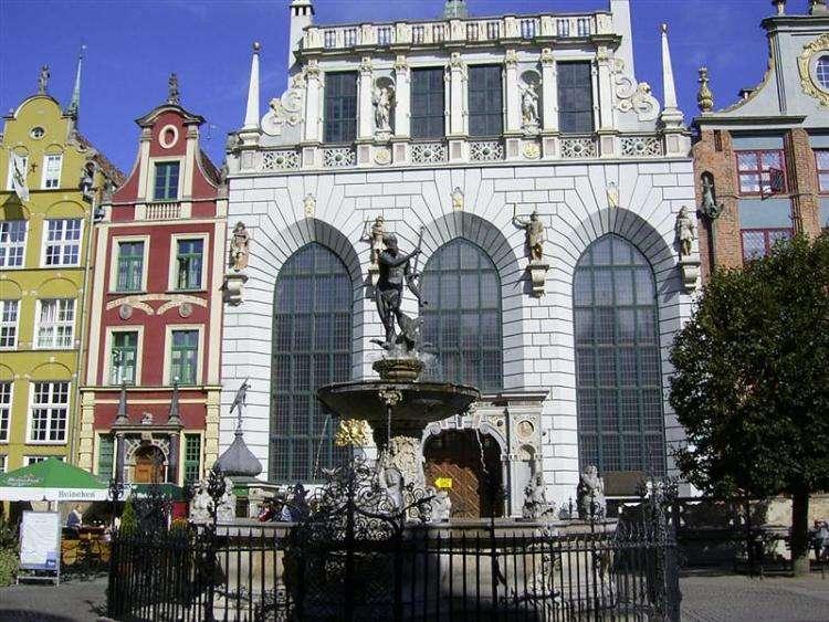 W XVI wieku Gdańsk dzięki licznym przywilejom nadawanym przez króla, stał się nie tylko najważniejszym polskim portem, lecz także3 największym i najbogatszym miastem Królestwa Polskiego.
