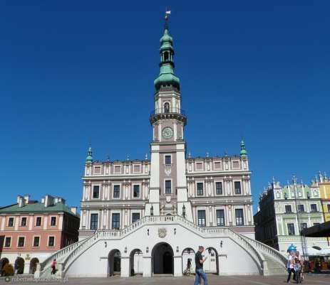 W renesansowym stylu wznoszono mieszczańskie kamienice i ratusze, pałace magnackie i kościoły.