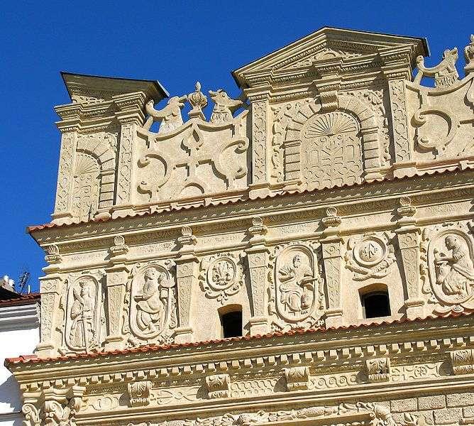 Elementami charakterystycznymi dla budowli renesansowych były zdobione okna, hełmy na szczytach wież i