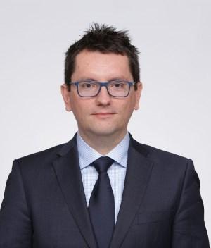 INDOOR POSITIONING SYSTEM LOKALIZACJI I KOMUNIKACJI Z KLIENTEM TOMASZ WASZKIEWICZ, DYREKTOR SPRZEDAŻY SEGMENTU RETAIL&HOSPITALITY CEE PHILIPS LIGHTING POLAND Absolwent Uniwersytetu Ekonomicznego w
