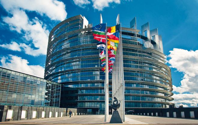 1 Streszczenie Europejska Konfederacja Instytutów Audytorów Wewnętrznych () 1 jest profesjonalnym przedstawicielem 36 krajowych instytutów audytorów wewnętrznych obejmującym obszar Europy i basenu