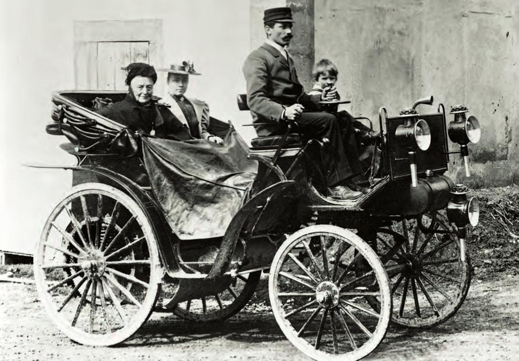 Jeden z pierwszych automobili w Schrambergu 1895 Fascynujący kawałek historii automobilu Pod koniec XIX wieku jazda samochodem nie była wcale oczywistością, lecz przygodą.
