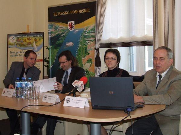 BADANIA RUCHU TURYSTYCZNEGO W 2010 roku Kujawsko-Pomorska Organizacja Turystyczna wraz z Uniwersytetem Mikołaja Kopernika w Toruniu kontynuowała projekt dwuletnich badań ruchu turystycznego w naszym