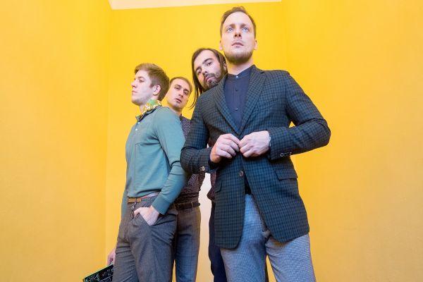 Weather Friends wystąpili na Heineken Open er Music Festival. Dwa lata później opublikowali swój debiutancki album Hurricane Days.