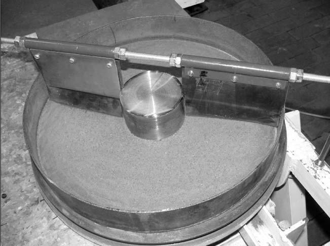 Marek Domoradzki, Wojciech Korpal, Wojciech Weiner Rys. 3. Fig. 3. Skaryfikator talerzowy Disk scarification Do komór pomiarowych wsypywano nasiona a następnie urządzenia uruchamiano na pierwszy cykl.