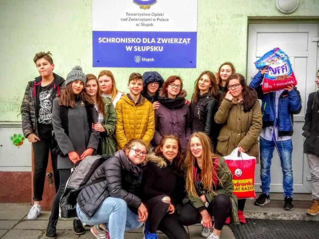 Z ciężkimi sercami i z żalem uczniowie opuścili schronisko, a