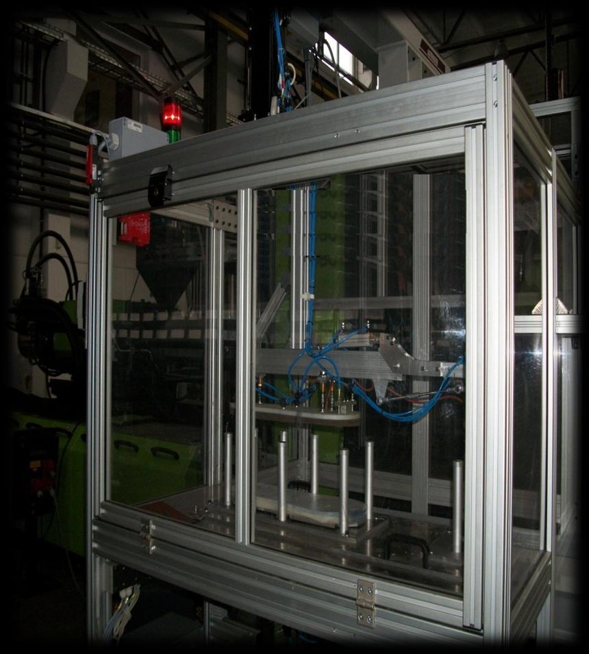 Wtryskarka ENGEL DUO 11050/800 wyposażona jest w robota z aplikacją IML ( In-Mould Labeling), która polega na umieszczeniu zadrukowanej etykiety wewnątrz formy wtryskowej przez