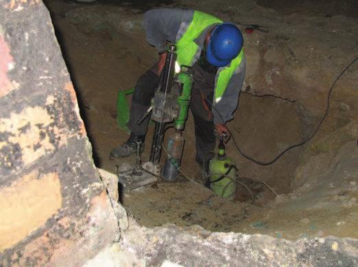 Fundamenty hali stanowiły żelbetowe stopy fundamentowe (rys. 1, 2) podpierające stalowe i żelbetowe słupy konstrukcji nośnej.