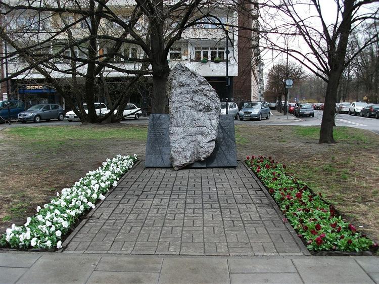 Słowacy w Powstaniu Warszawskim Pomnik powstańców z 535 Plutonu Armii Krajowej "Słowaków", Skwer Iringha sąsiadujący z Parkiem Kultury i Wypoczynku im.