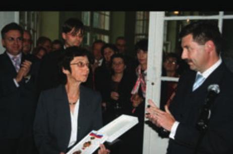 Córka dowódcy słowackiego plutonu AK Bogusława Iringh-Nagórska odbiera z rąk Ambasadora Republiki Słowackiej w Polsce przyznany Ojcu przez Prezydenta Republiki Słowackiej Ordere Ludwika Sztura II