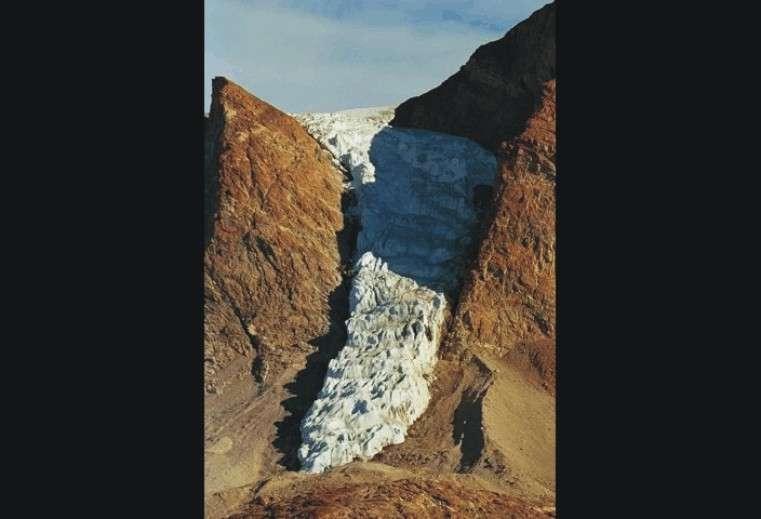 Najdłuższe lodowce górskie występują na Alasce - osiągają 185 km długości.