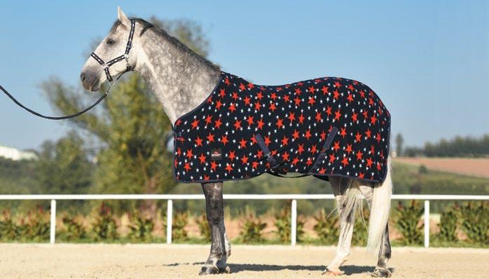 Derki Derka polarowa Stars Fleece rug Stars Art. 0022140005 Derka wykonana z miękkiego polaru z modnym wzorem w gwiazdki.