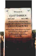 prałata Henryka Jankowskiego Fot. 6 Nowy krzyż z tablicą upamiętniającą por. J. Dambka zlokalizowany w miejscu Jego śmierci nad brzegiem Jeziora Dąbrowskiego w Gołubiu Fot.